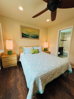 3 bedrooms, desk, iron/ironing board, travel cot - Charming 3-bedroom bungalow with 2 single kayaks in Edgewater (Edgewater)