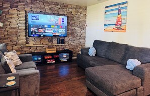 Smart TV, books - Charming 3-bedroom bungalow with 2 single kayaks in Edgewater (Edgewater)