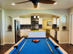 Fridge, microwave, oven, stovetop - Charming 3-bedroom bungalow with 2 single kayaks in Edgewater (Edgewater)