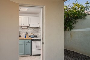 Fridge, oven, stovetop, cookware/dishes/utensils - Awesome Casita centrally located in quiet historic district (Tucson)
