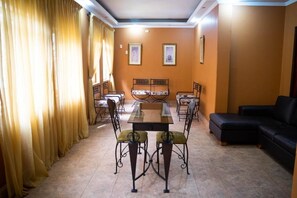 En 14-tommers LED-TV med kabel-kanaler