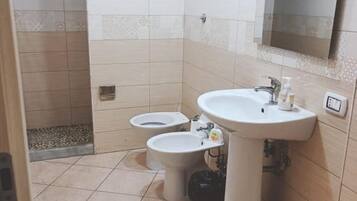 Doccia, asciugacapelli, bidet, asciugamani
