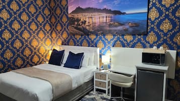 8 bedrooms, iron/ironing board, WiFi, bed sheets