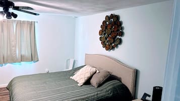 3 bedrooms, desk, iron/ironing board, travel crib