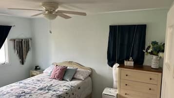 3 habitaciones, escritorio y tabla de planchar con plancha