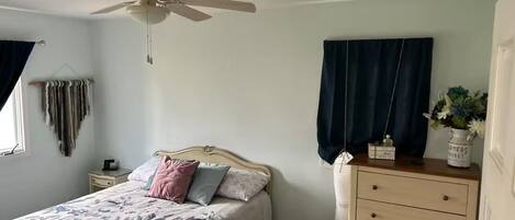 3 bedrooms, desk, iron/ironing board, travel cot