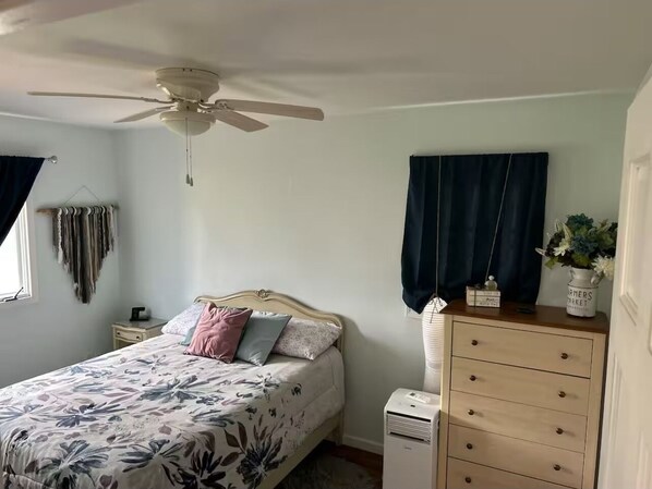 3 bedrooms, desk, iron/ironing board, travel cot