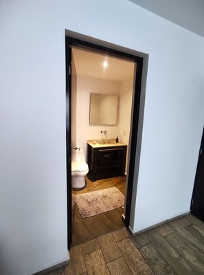 Håndklær, såpe og toalettpapir