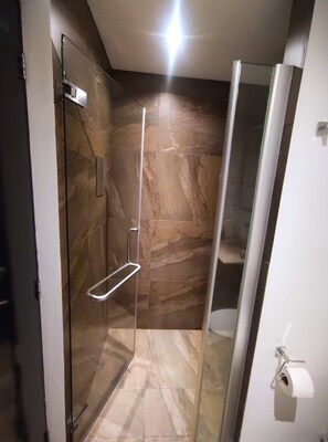 Handdukar, tvål och toalettpapper