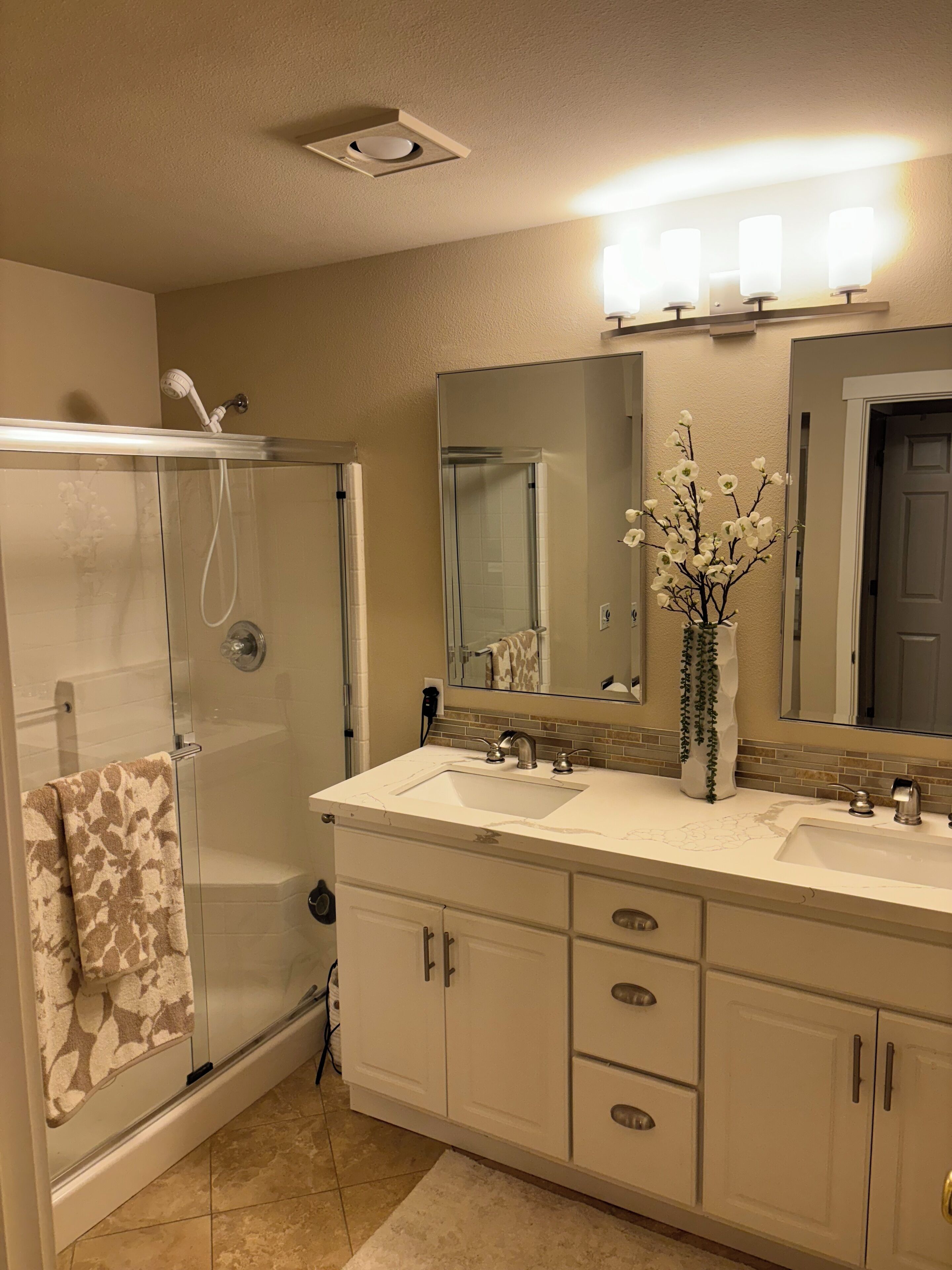 Cozy 3-bedroom townhome in charming Issaquah Highlands area with WiFi. 