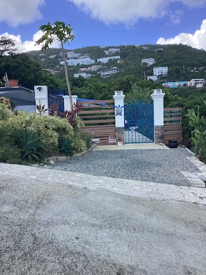 Property grounds - BELLA TORTUGA - B Garden studio in charming St. Thomas with AC, Wi-Fi, Courtyard (St. Thomas)