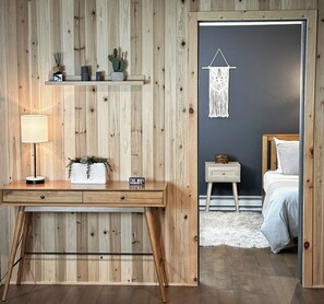 4 chambres, bureau, fer et planche à repasser, lit de bébé portatif