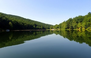 A calm lake with dense forested hills on both sides. - CasaSOL: Stylish Mountain Cabin with Game Room, Trails and Fire Pit Nights (Basye)