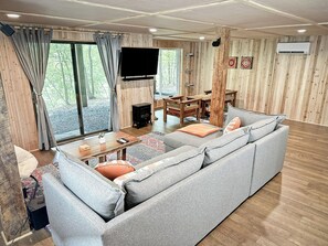 Smart TV, caminetto, tavolo da ping pong, libri