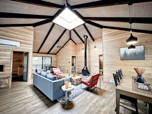 Smart TV, chimenea, mesa de ping pong, libros