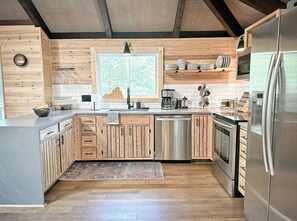 Kjøleskap, mikrobølgeovn, ovn og kokeplater