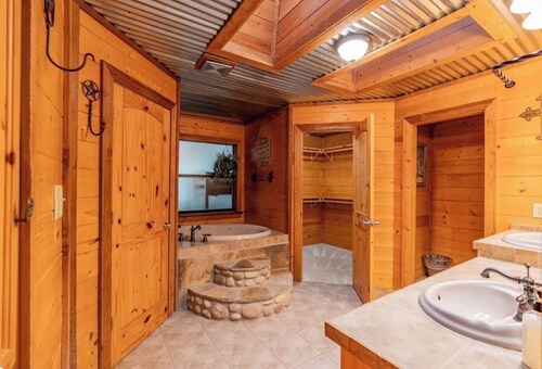 Granbury Pickleball Retreat- Sleeps 22