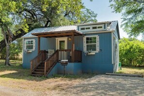 Exterior - Granbury Pickleball Retreat- Sleeps 22 (Granbury)