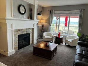 Smart TV, chimenea y libros 