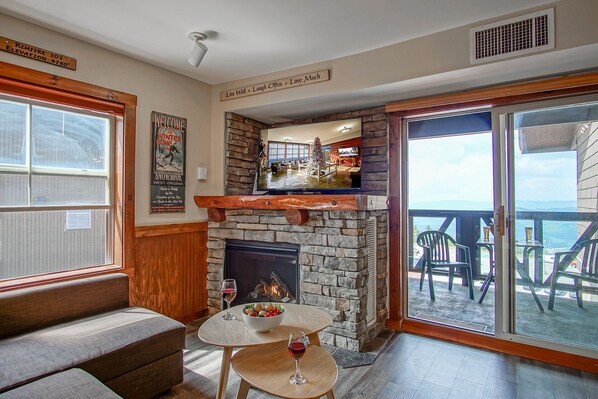Interior - Rimfire 303: 1 Br. Sleeps 4 Walking Distance to skiing, shops (Snowshoe)
