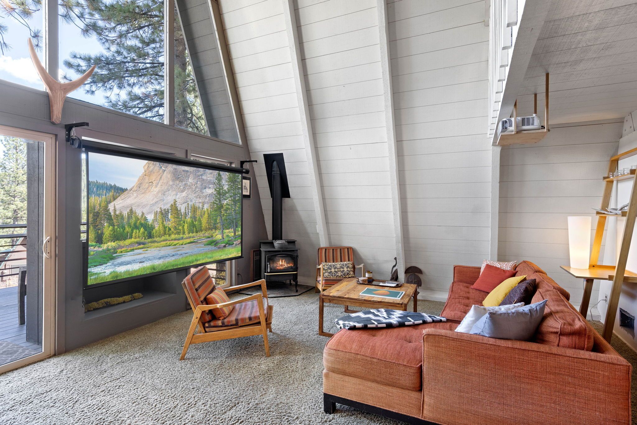 Een open haard en boeken