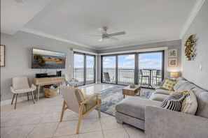 Una Smart TV, una pantalla de ordenador