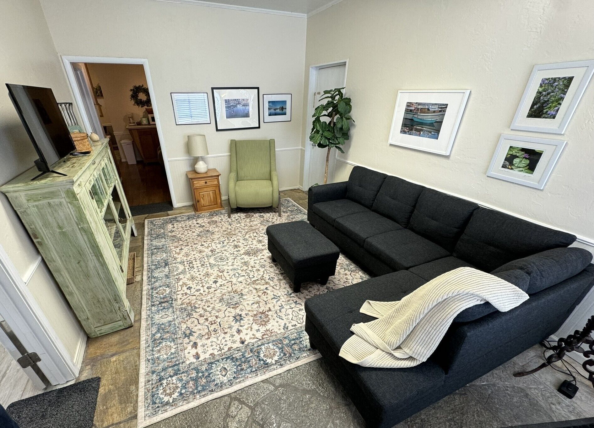 Newly redecorated, vintage 2-bedroom apartment with WiFi in Saint Anthony