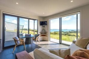 Smart TV - Tradewinds Apartment by Waiheke Pure. (Waiheke Island)