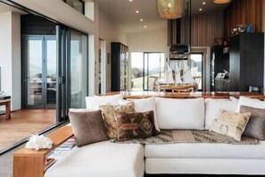Smart TV y chimenea 