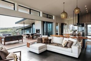 Smart TV y chimenea 