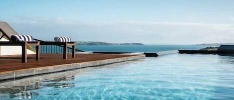 Een verwarmd zwembad