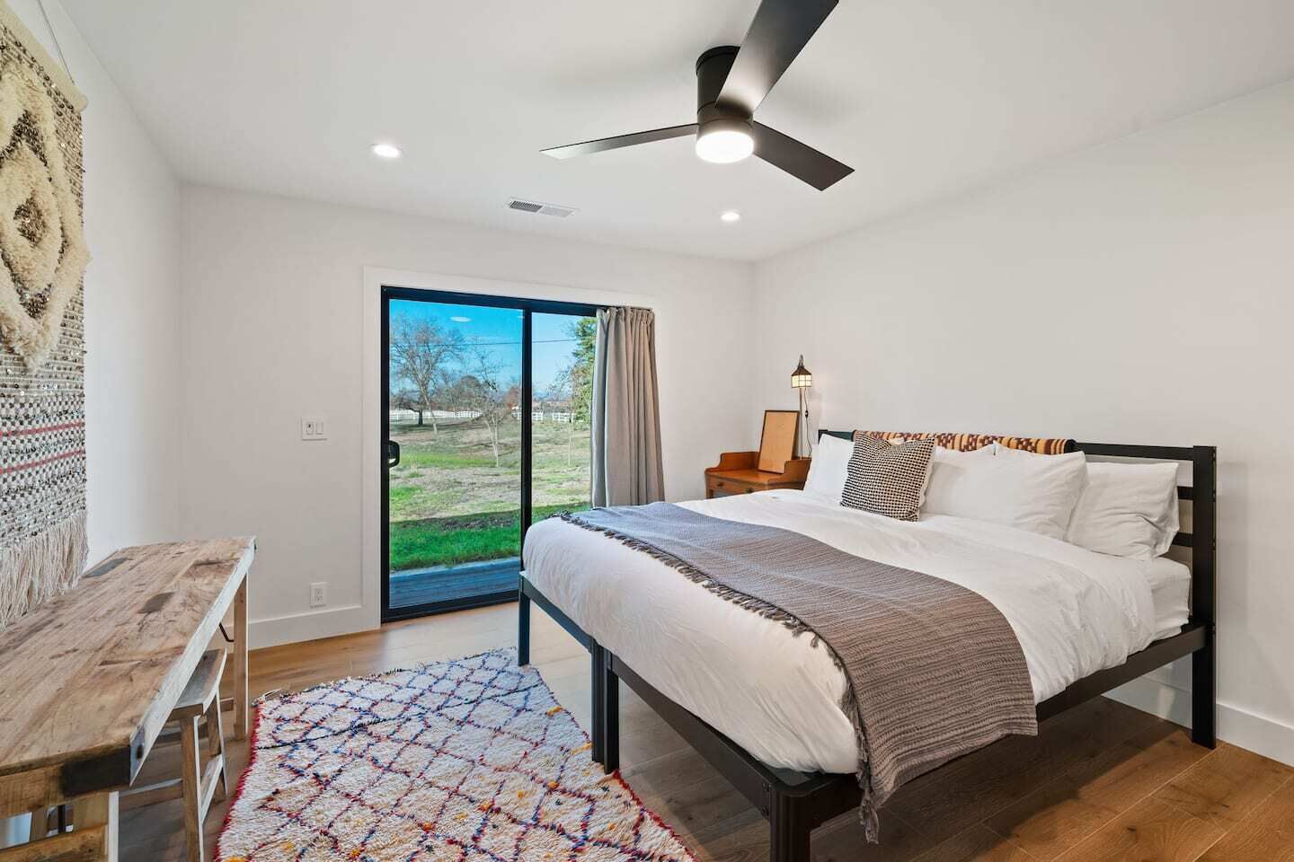4 habitaciones, tabla de planchar con plancha y cuna de viaje 