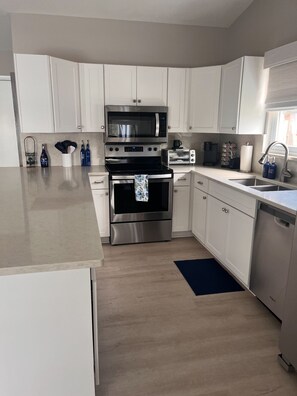 Mikrobølgeovn, ovn, kokeplater og oppvaskmaskin