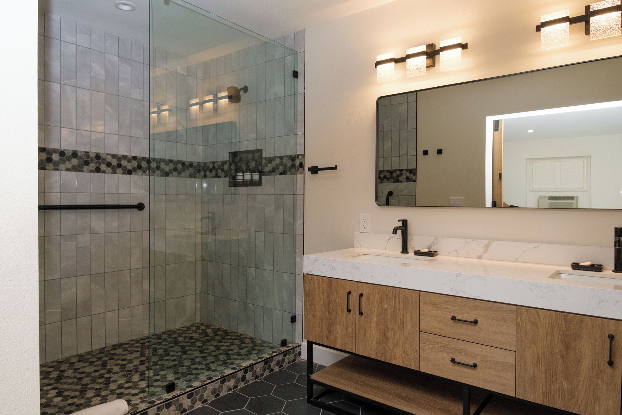 Suite, 2 camas Queen size | Baño | Secadora de cabello, toallas, jabón, shampoo 