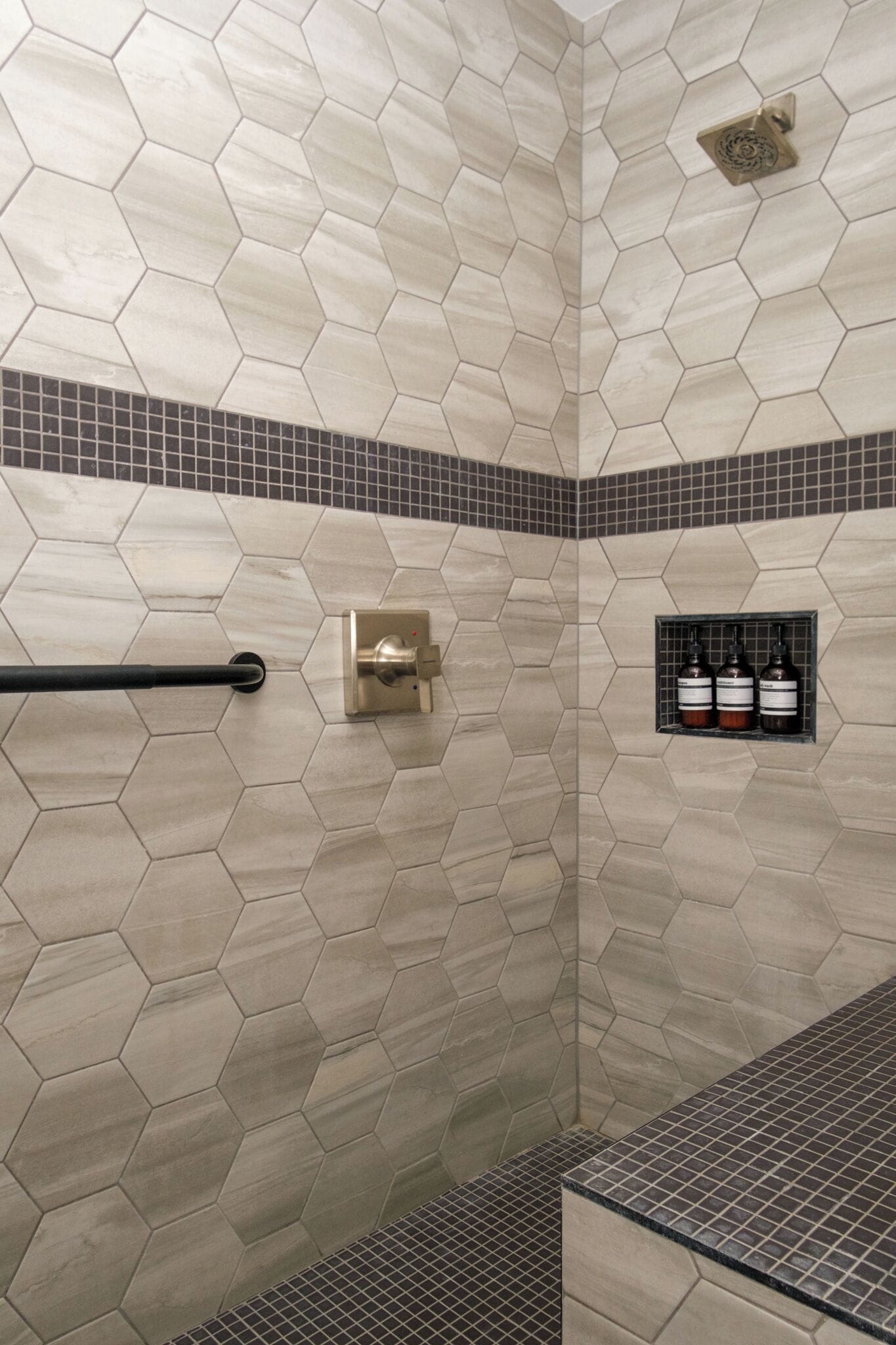 Secador de pelo, toallas, jabón, shampoo