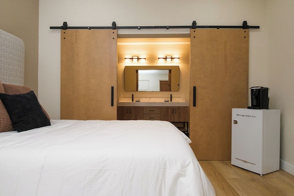 Double Queen | Desk, laptop workspace, iron/ironing board (on request), WiFi (free)