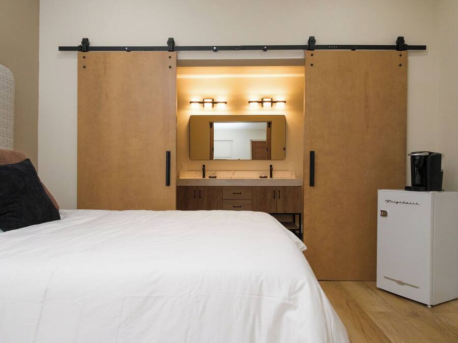 Suite, 2 Katil Ratu (Queen) | Meja, ruang kerja komputer riba, seterika/papan seterika, Wi-fi percuma