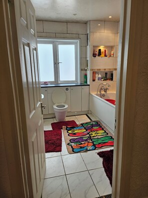 Hårføner, håndklær, såpe og toalettpapir