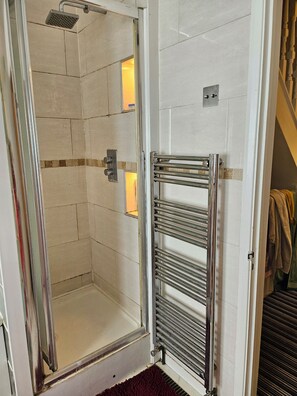 Hair dryer, towels, soap, toilet paper - Near wembley stadium and the arch bar (Wembley)