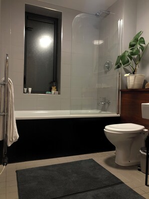 Haartrockner, Handtücher, Seife, Shampoo