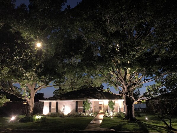 Exterior - Charming Classy & Elegant 2-bedroom home with fitness room! Sleeps 4 (Allen)