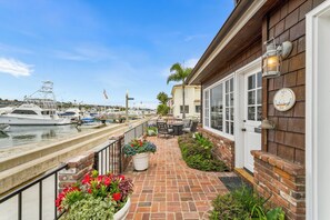 Outdoor dining - Balboa Island Family Home w/ Patio on the Bayfront (Newport Beach)
