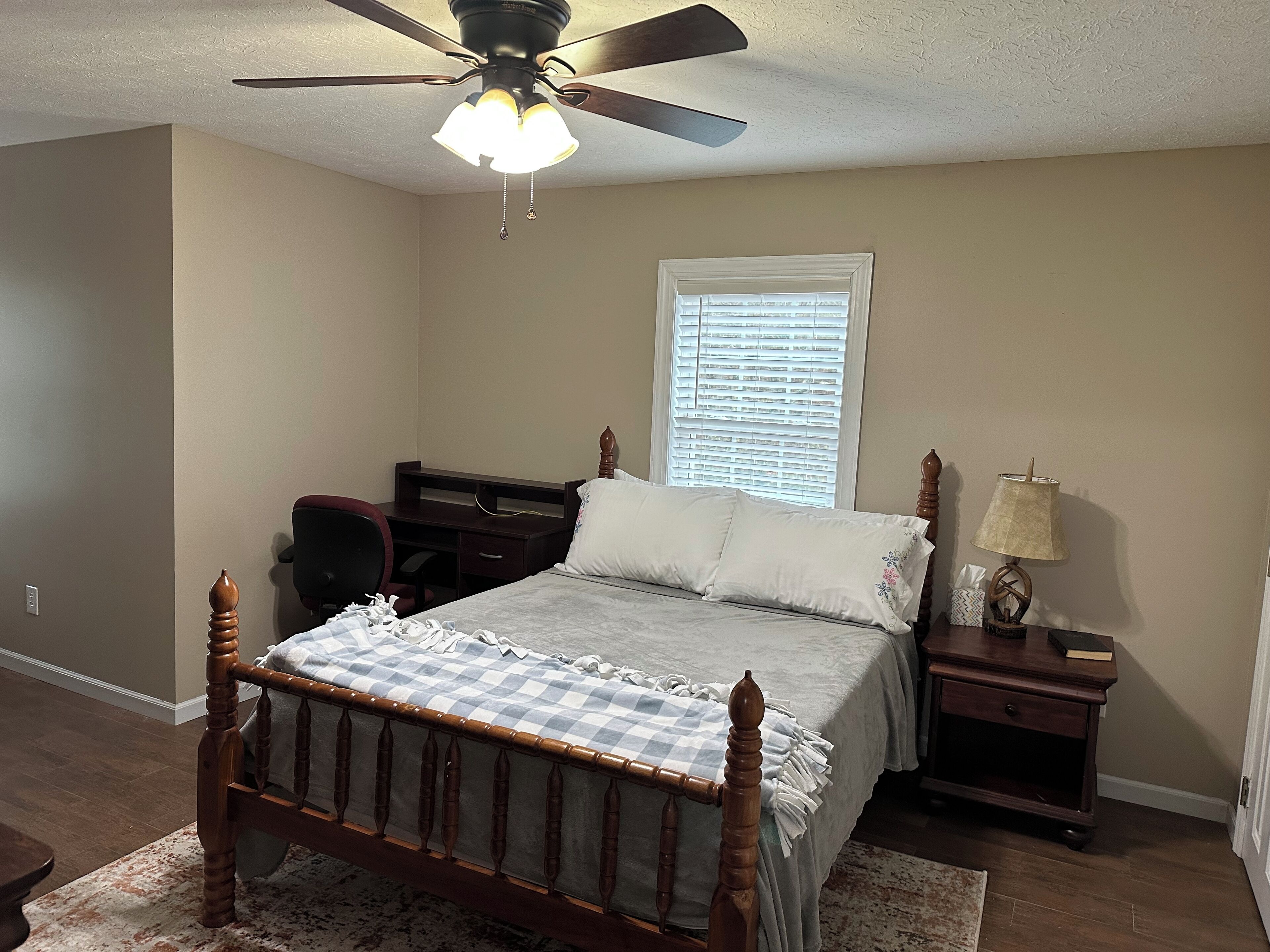 4 quartos, escrivaninha, ferros/tábuas de passar roupa