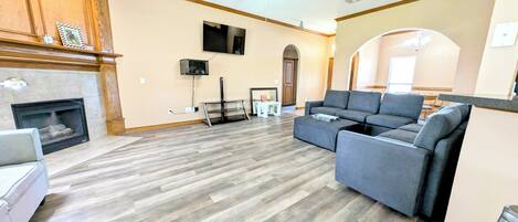 Una Smart TV, una chimenea, libros