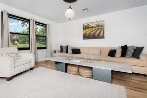 Smart TV - Hale Haus | 3/2, Full Kitchen, Hot Tub, Fire-Pit, Grill, Pet Friendly w/ Fee (Fredericksburg)