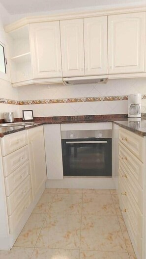 Køleskab, mikrobølgeovn, ovn, kogeplade