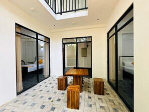 4 bedrooms, iron/ironing board, WiFi, bed sheets