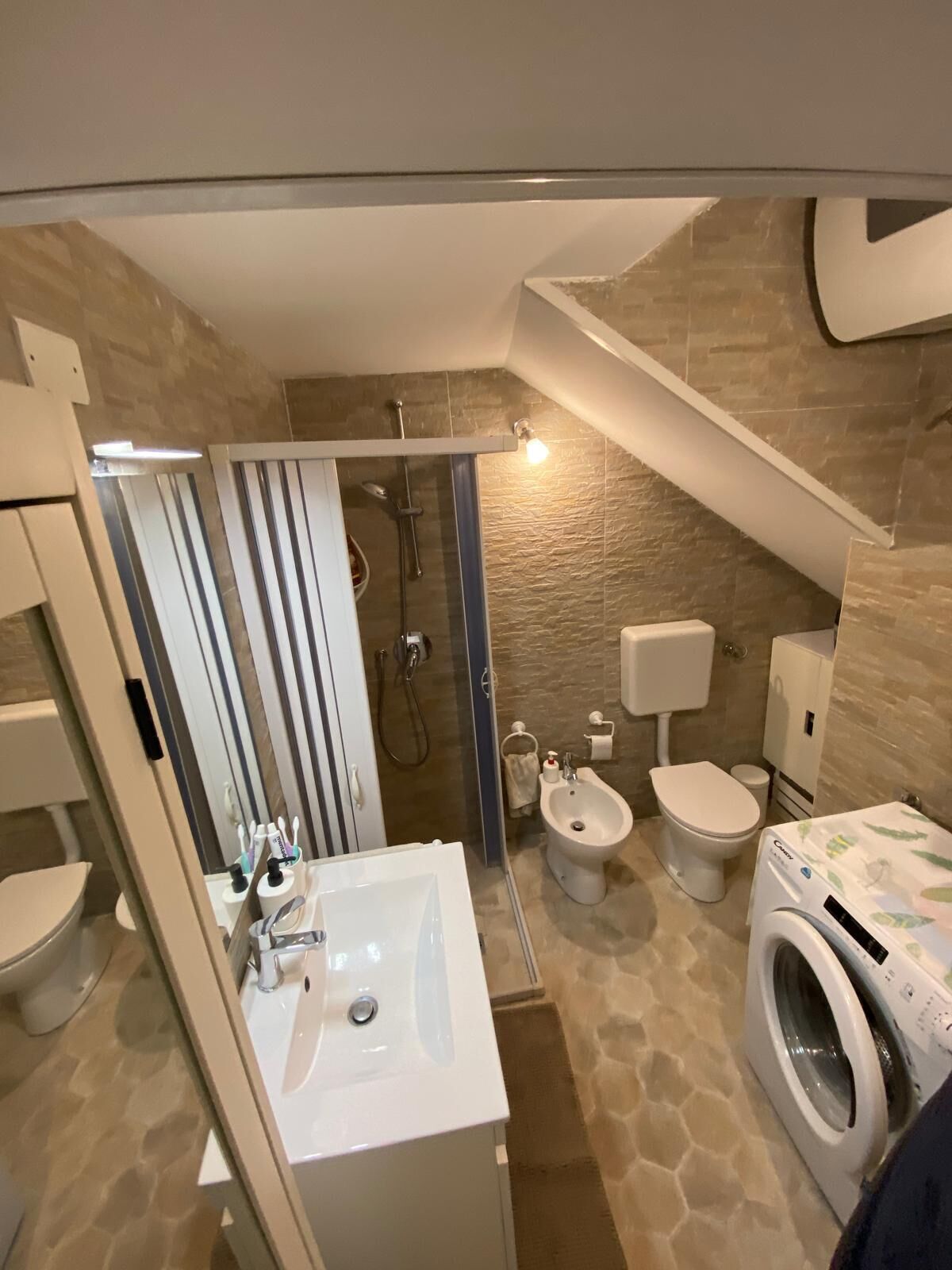 Shower, free toiletries, hair dryer, bidet