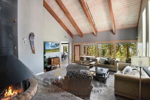 Smart TV, fireplace, table tennis, computer monitors - Stunningly remodeled vacation home (834JE) (Incline Village)