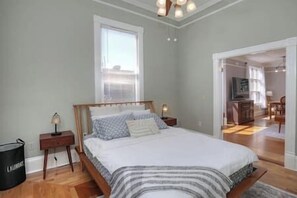 3 bedrooms, desk, iron/ironing board, free WiFi